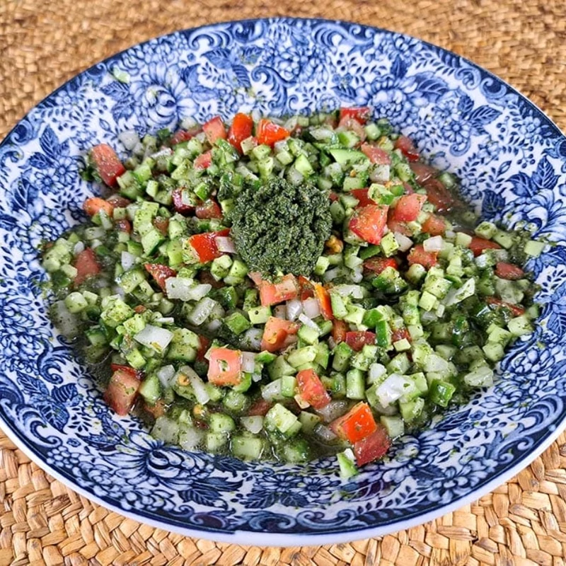 سبزی وادویه وچاشنی مخصوص سالاد شیرازی،100 گرمی،گیلان.رشت